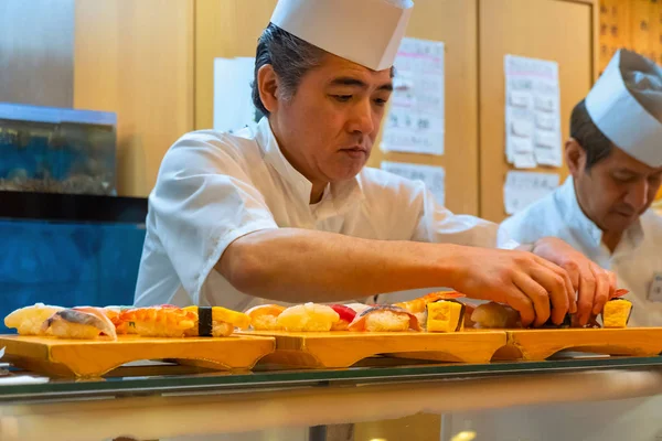 Tokio Japonsko Dubna 2018 Neidentifikovaný Japonská Suši Šéfkuchař Připravuje Pokrmy — Stock fotografie