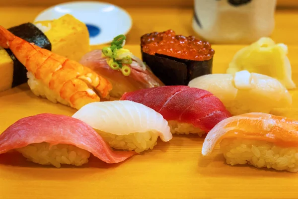 Sada Japonské Tradiční Sushi Set Krásně Zdobené Dřevěné Desce — Stock fotografie