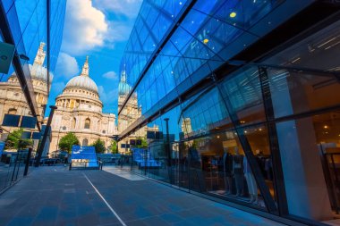 Londra, İngiltere - 15 Mayıs 2018: 604 içinde kurulan St Paul's Katedrali, geç 17 yüzyıldan kalma mevcut Katedrali Sir Christopher Wren tarafından İngiliz Barok tarzında tasarlanmış