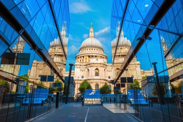 Londra, İngiltere - 15 Mayıs 2018: 604 içinde kurulan St Paul's Katedrali, geç 17 yüzyıldan kalma mevcut Katedrali Sir Christopher Wren tarafından İngiliz Barok tarzında tasarlanmış