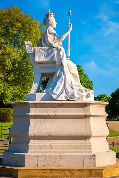 Londres Reino Unido Mayo 2018 Estatua Reina Victoria Frente Palacio — Foto de Stock