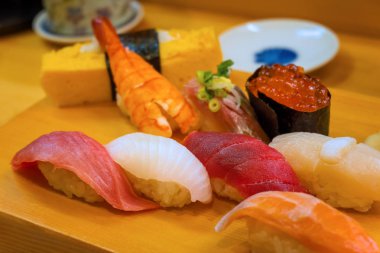 Japon geleneksel suşi güzel ayarlamak kümesi ahşap bir tabağa dekore edilmiştir.