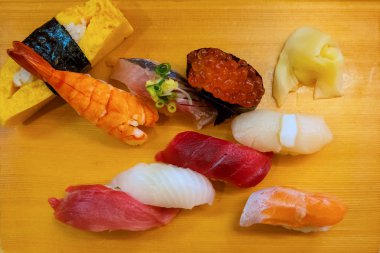 Japon geleneksel suşi güzel ayarlamak kümesi ahşap bir tabağa dekore edilmiştir.