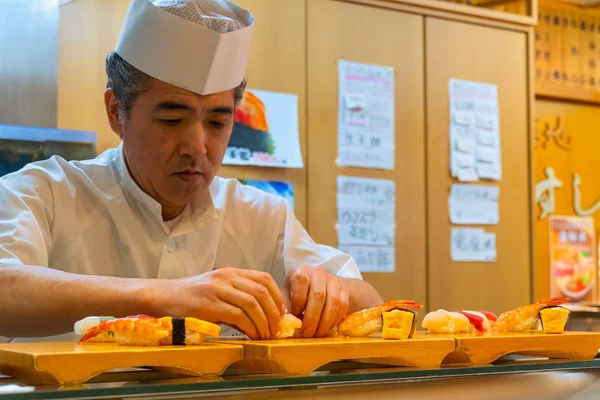 Tokyo Japan April 2018 Unidentified Japanese Sushi Chef Prepares Dishes — Stock Photo, Image