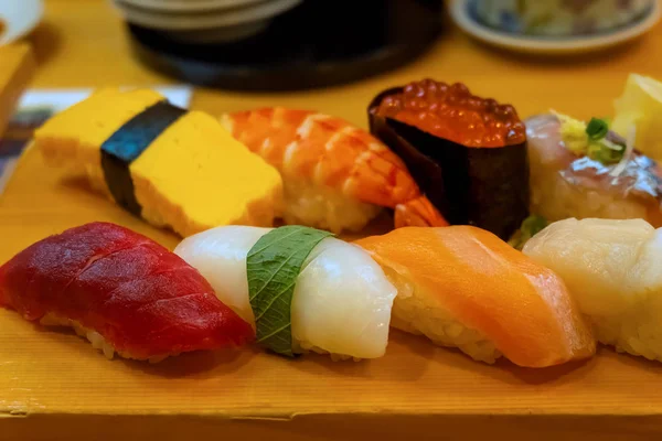 Conjunto Sushi Tradicional Japonés Bellamente Decorado Una Placa Madera —  Fotos de Stock