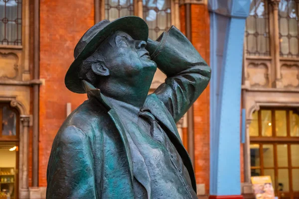 Лондон Великобританія 2018 Травня Betjeman Статуя Сер Джон Betjeman Людина — стокове фото