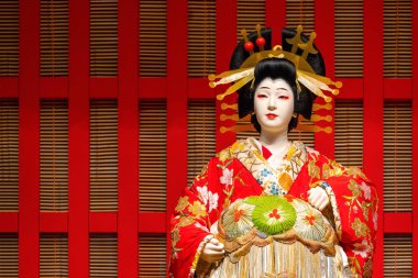 Tokyo, Japonya - 25 Nisan 2018: Yaşam boyutu bebek Edo Tokyo Müzesi'nde geleneksel Japon sahne performansı tasvir