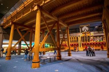 Tokyo, Japonya - 25 Nisan 2018: Edo Tokyo Müzesi Daimi sergi canlı bir şekilde geçmişte Edo dönemi başkentten yeni on yıl için Tokyo (Edo olarak da bilinir) kapakları özellikleri gösterir