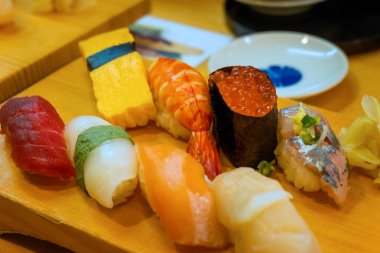 Japon geleneksel suşi güzel ayarlamak kümesi ahşap bir tabağa dekore edilmiştir.