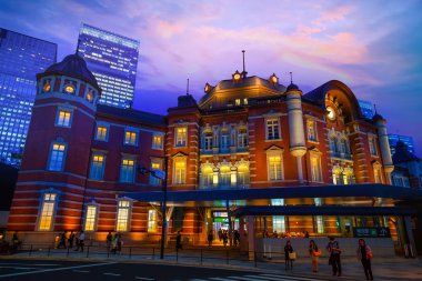 Tokyo İstasyonu Tokyo, Japonya Tokyo, Japonya - 27 Nisan 2018: Tokyo İstasyonu hizmete 1914'te, büyük bir tren istasyonu ve tren günlük sayısı açısından Japonya'nın en işlek kanalıdır