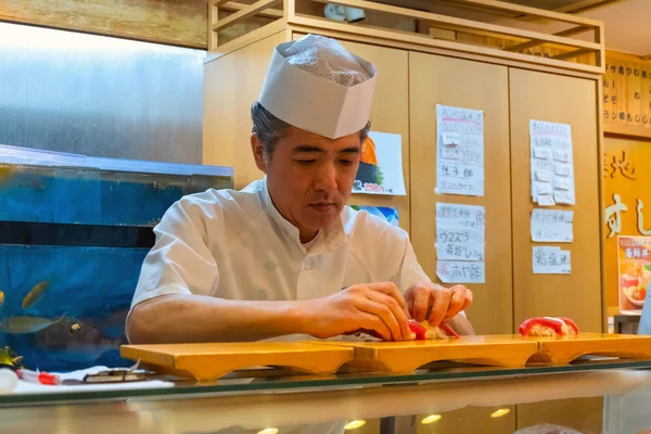 Tokyo Japonia Aprilie 2018 Bucătarul Japonez Neidentificat Sushi Pregătește Preparate — Fotografie, imagine de stoc