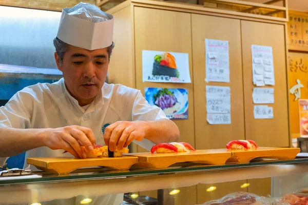 Tokio Japan April 2018 Unbekannter Japanischer Sushi Koch Bereitet Einem — Stockfoto
