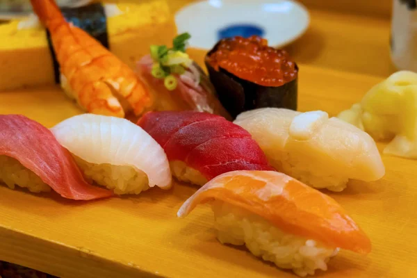 Set Sushi Tradițional Japonez Decorat Frumos Placă Lemn — Fotografie, imagine de stoc