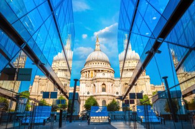 Londra, İngiltere - 15 Mayıs 2018: 604 içinde kurulan St Paul's Katedrali, geç 17 yüzyıldan kalma mevcut Katedrali Sir Christopher Wren tarafından İngiliz Barok tarzında tasarlanmış