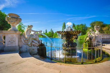 Londra, İngiltere - 14 Mayıs 2018: İtalyan oluşturulan 1860 onun sevgili Kraliçe Victoria Prens Albert bir hediyem edilmiştir inanılan Kensington Gardens bölgede bahçeleri.