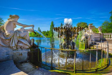Londra, İngiltere - 14 Mayıs 2018: İtalyan oluşturulan 1860 onun sevgili Kraliçe Victoria Prens Albert bir hediyem edilmiştir inanılan Kensington Gardens bölgede bahçeleri.