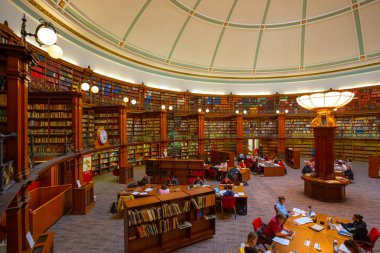Liverpool, İngiltere - 16 Mayıs 2018: Picton okuma odası Liverpool Merkez Kütüphanesi, Cornelius Sherlock tarafından tasarlanmış ve İngiliz Müzesi okuma odası sonra modellenmiş 1875 yılında kurulmuştur.