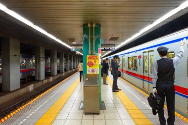 Tokyo, Japonya - 20 Nisan 2018: Kimliği belirsiz kişi seyahat tokyo metro sistemi aracılığıyla