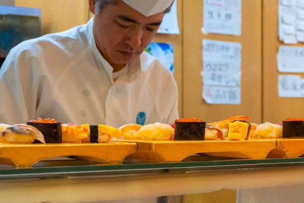 Tokio Japonsko Dubna 2018 Neidentifikovaný Japonská Suši Šéfkuchař Připravuje Pokrmy — Stock fotografie