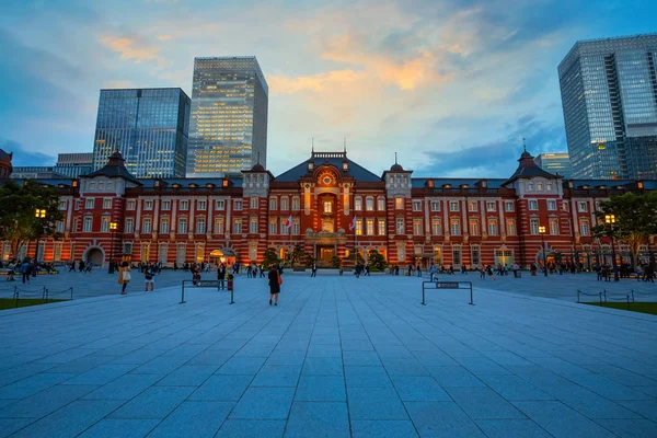2018 日東京駅 1914 主要な鉄道駅にオープンした東京駅は 日あたりの列車数の面で日本で最も忙しい駅 — ストック写真