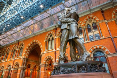 Londra, İngiltere - 14 Mayıs 2018: Buluşma yeri, 9 metre uzunluğunda bronz heykel 2007, St Pancras Tren İstasyonu İngiliz sanatçı Paul Day tarafından üst düzey güney ucundaki standları saptandı