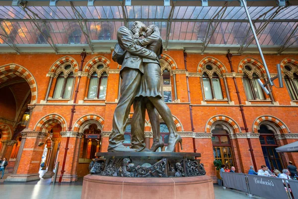 Londres Reino Unido Maio 2018 Meeting Place Estátua Bronze Metros — Fotografia de Stock
