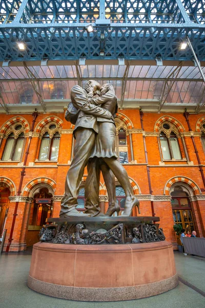 Londres Reino Unido Maio 2018 Meeting Place Estátua Bronze Metros — Fotografia de Stock
