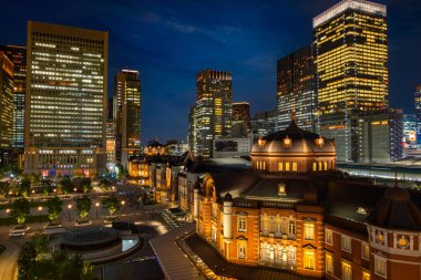 Tokyo İstasyonu Tokyo, Japonya Tokyo, Japonya - 27 Nisan 2018: Tokyo İstasyonu hizmete 1914'te, büyük bir tren istasyonu ve tren günlük sayısı açısından Japonya'nın en işlek kanalıdır