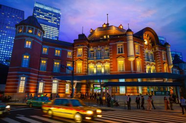 Tokyo İstasyonu Tokyo, Japonya Tokyo, Japonya - 27 Nisan 2018: Tokyo İstasyonu hizmete 1914'te, büyük bir tren istasyonu ve tren günlük sayısı açısından Japonya'nın en işlek kanalıdır