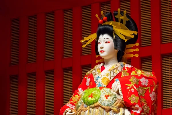 生活サイズの人形が江戸東京博物館で日本の伝統的な舞台パフォーマンスを描く東京 2018 — ストック写真