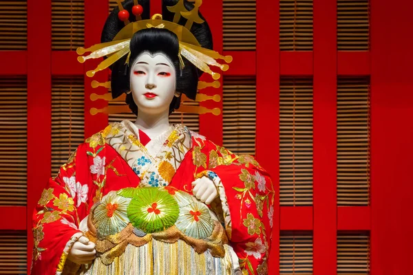 生活サイズの人形が江戸東京博物館で日本の伝統的な舞台パフォーマンスを描く東京 2018 — ストック写真