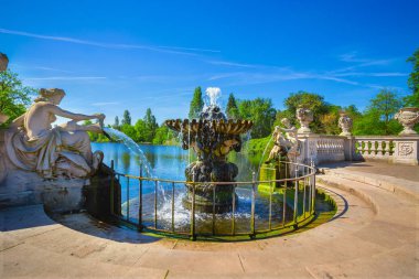 Londra, İngiltere - 14 Mayıs 2018: İtalyan oluşturulan 1860 onun sevgili Kraliçe Victoria Prens Albert bir hediyem edilmiştir inanılan Kensington Gardens bölgede bahçeleri.