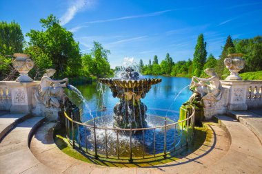 Londra, İngiltere - 14 Mayıs 2018: İtalyan oluşturulan 1860 onun sevgili Kraliçe Victoria Prens Albert bir hediyem edilmiştir inanılan Kensington Gardens bölgede bahçeleri.