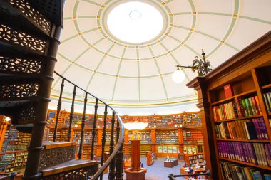 Liverpool, İngiltere - 16 Mayıs 2018: Picton okuma odası Liverpool Merkez Kütüphanesi, Cornelius Sherlock tarafından tasarlanmış ve İngiliz Müzesi okuma odası sonra modellenmiş 1875 yılında kurulmuştur.