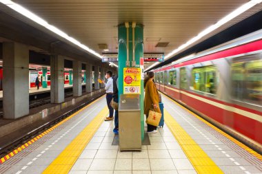 Tokyo, Japonya - 20 Nisan 2018: Kimliği belirsiz kişi seyahat tokyo metro sistemi aracılığıyla