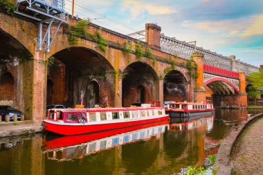 Manchester, İngiltere - 18 Mayıs 2018: Castlefield, sınırlı şehir içi koruma alanı nehir Irwell, Quay St., Deansgate ve Chester Rd. 