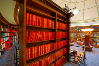 Liverpool, İngiltere - 16 Mayıs 2018: Picton okuma odası Liverpool Merkez Kütüphanesi, Cornelius Sherlock tarafından tasarlanmış ve İngiliz Müzesi okuma odası sonra modellenmiş 1875 yılında kurulmuştur.