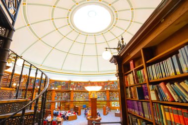 Liverpool, İngiltere - 16 Mayıs 2018: Picton okuma odası Liverpool Merkez Kütüphanesi, Cornelius Sherlock tarafından tasarlanmış ve İngiliz Müzesi okuma odası sonra modellenmiş 1875 yılında kurulmuştur.