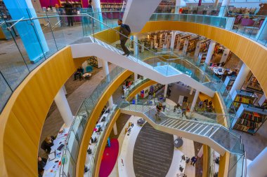 Liverpool, İngiltere - 16 Mayıs 2018: Liverpool Merkez Kütüphanesi John gri Weightman tarafından tasarlanmış 1860'ta, 2009 yılında tamamlanmış, büyük bina modern BT Hizmetleri ile yeni architure tarafından değiştirildi