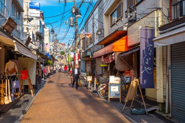 Tokyo, Japonya - 25 Nisan 2018: Yanaka Ginza Tokyo nerede shitamachi atmosfer, geçtiğimiz on yıl, Tokyo anımsatan bir eski kasaba ortam hala hayatta kaç bölgelerinden biri olduğunu