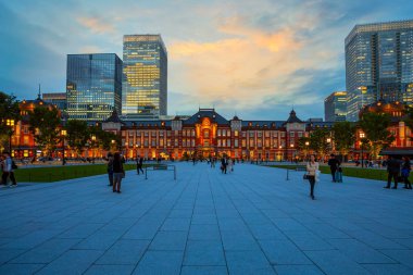 Tokyo İstasyonu Tokyo, Japonya Tokyo, Japonya - 27 Nisan 2018: Tokyo İstasyonu hizmete 1914'te, büyük bir tren istasyonu ve tren günlük sayısı açısından Japonya'nın en işlek kanalıdır