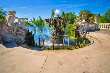 Londra, İngiltere - 14 Mayıs 2018: İtalyan oluşturulan 1860 onun sevgili Kraliçe Victoria Prens Albert bir hediyem edilmiştir inanılan Kensington Gardens bölgede bahçeleri.