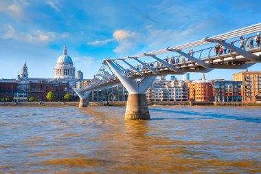 Londra, İngiltere - 15 Mayıs 2018: Görünüm St Paul Katedrali insanlarla Millenium Bridge (Londra Millennium yaya köprüsü geçiş)