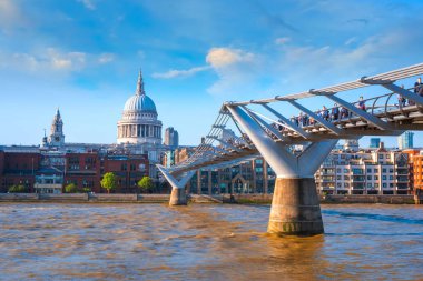 Londra, İngiltere - 15 Mayıs 2018: Görünüm St Paul Katedrali insanlarla Millenium Bridge (Londra Millennium yaya köprüsü geçiş)