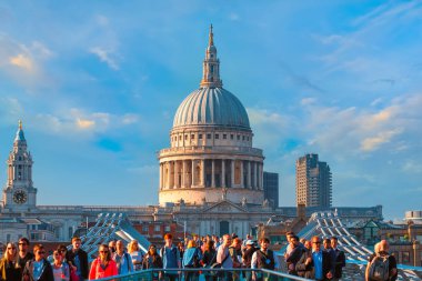 Londra, İngiltere - 15 Mayıs 2018: Görünüm St Paul Katedrali insanlarla Millenium Bridge (Londra Millennium yaya köprüsü geçiş)