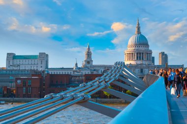Londra, İngiltere - 15 Mayıs 2018: Görünüm St Paul Katedrali insanlarla Millenium Bridge (Londra Millennium yaya köprüsü geçiş)