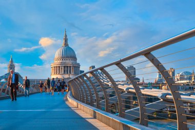 Londra, İngiltere - 15 Mayıs 2018: Görünüm St Paul Katedrali insanlarla Millenium Bridge (Londra Millennium yaya köprüsü geçiş)