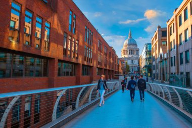 Londra, İngiltere - 15 Mayıs 2018: Görünüm St Paul Katedrali insanlarla Millenium Bridge (Londra Millennium yaya köprüsü geçiş)