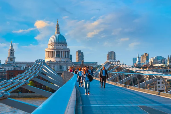 Londra, İngiltere - 15 Mayıs 2018: Görünüm St Paul Katedrali insanlarla Millenium Bridge (Londra Millennium yaya köprüsü geçiş)