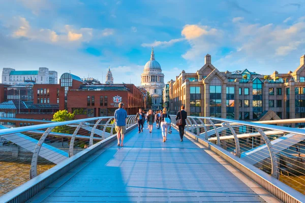 Londra, İngiltere - 15 Mayıs 2018: Görünüm St Paul Katedrali insanlarla Millenium Bridge (Londra Millennium yaya köprüsü geçiş)